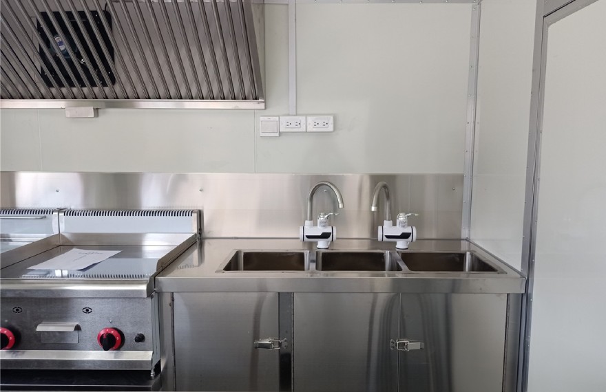 3 compartment water sink in the food trailer